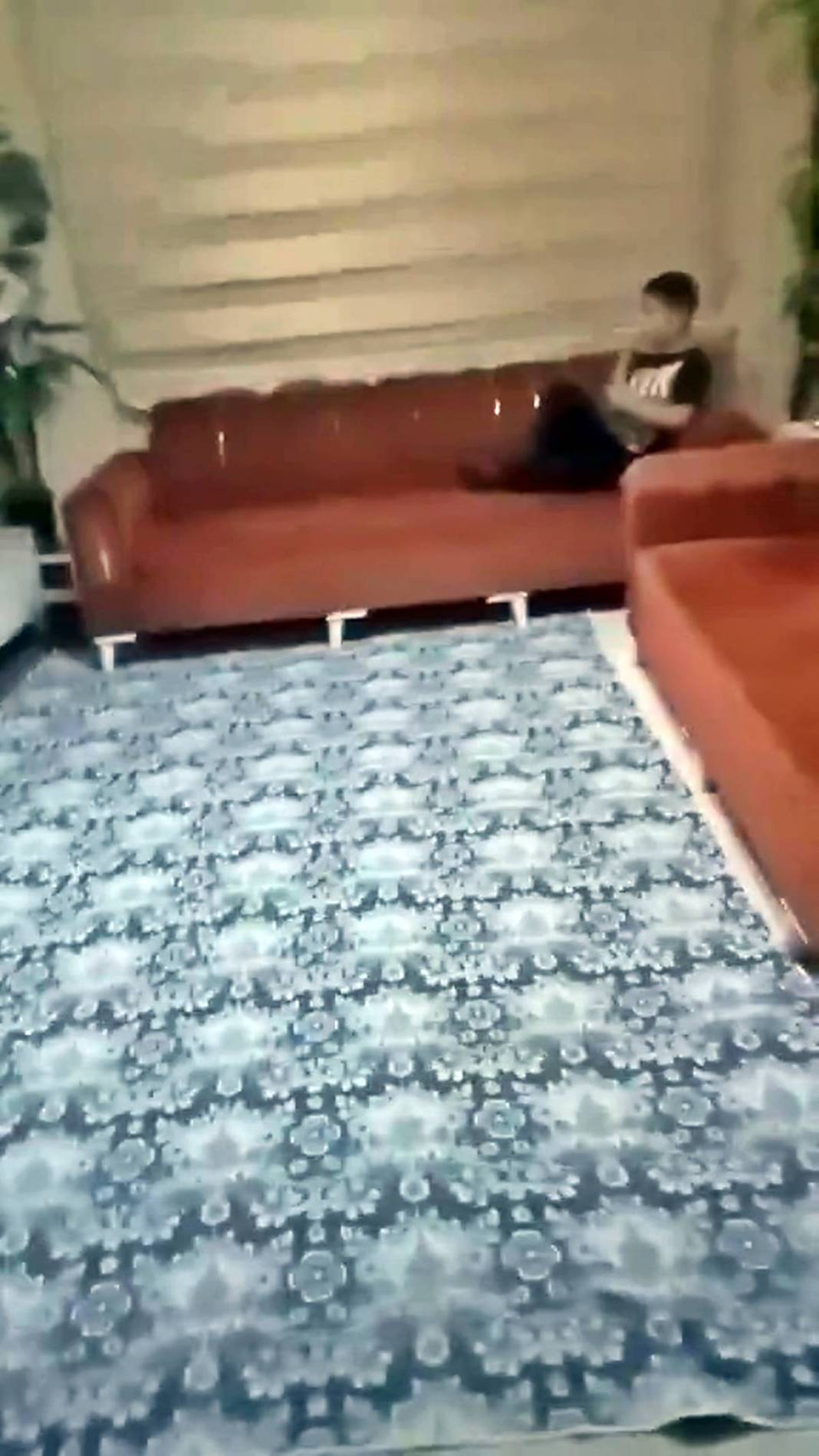 Çocuklarına hem baba, hem anne oldu: Duygulandıran videonun ardından dram çıktı! Evde yemek yapan baba beğeni topladı 15